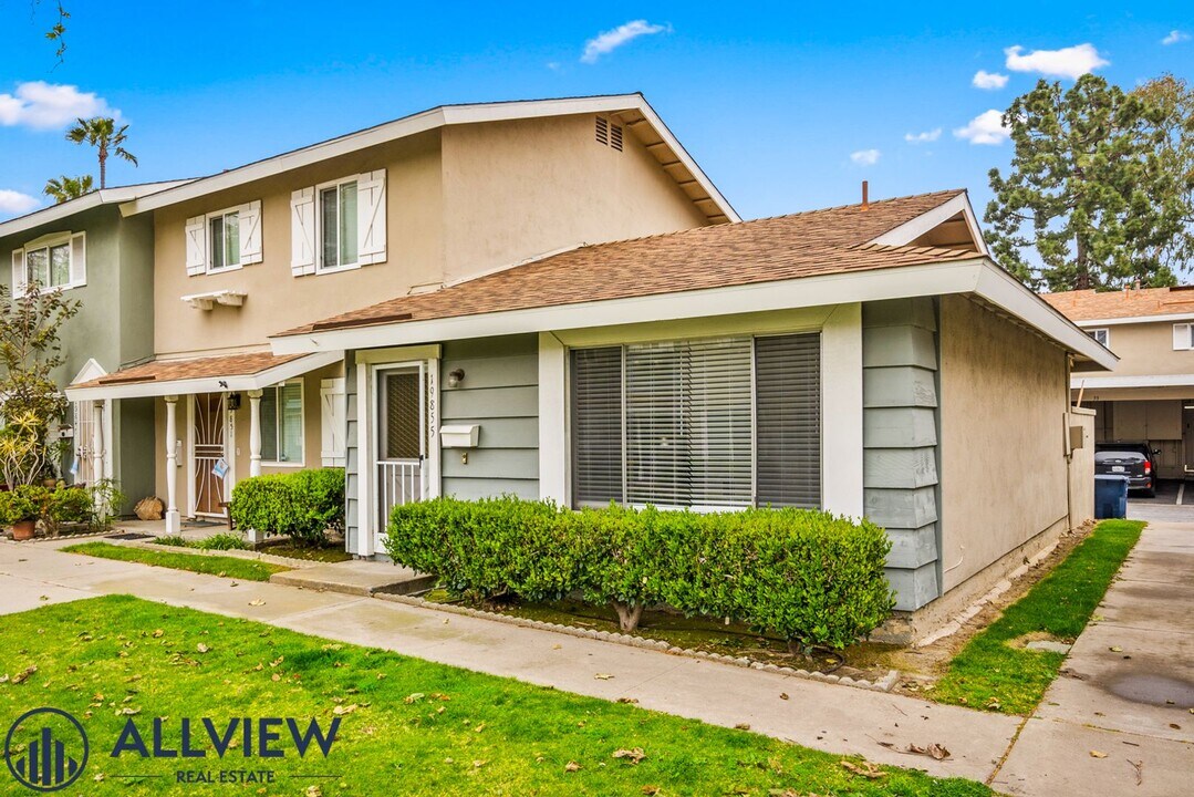 19855 Cambridge Ln in Huntington Beach, CA - Building Photo