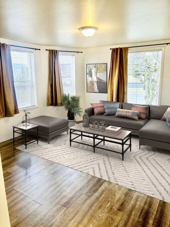 1007 W Main St in Centralia, WA - Foto de edificio - Building Photo