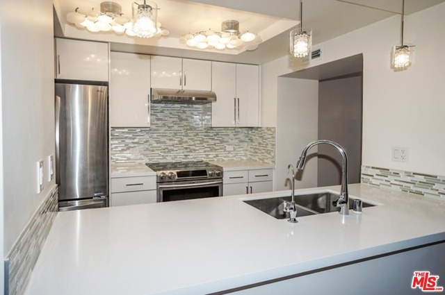 600 W 9th St in Los Angeles, CA - Building Photo - Building Photo