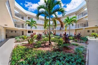 8005 SW 107th Ave in Miami, FL - Building Photo - Building Photo