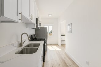 1623 Mariposa Ave in Los Angeles, CA - Building Photo - Building Photo