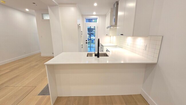 2037 De Chambly Rue in Montréal, QC - Building Photo - Building Photo