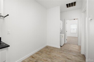 1429 W Harrison Ave, Unit 5 in Alton, TX - Foto de edificio - Building Photo