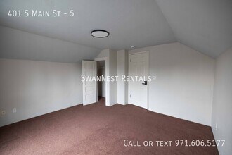 401 S Main St in Newberg, OR - Foto de edificio - Building Photo