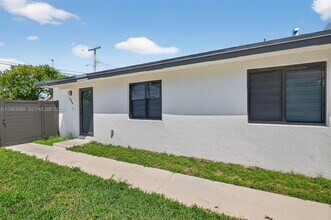 2492 SW 44th St in Miami, FL - Building Photo - Building Photo