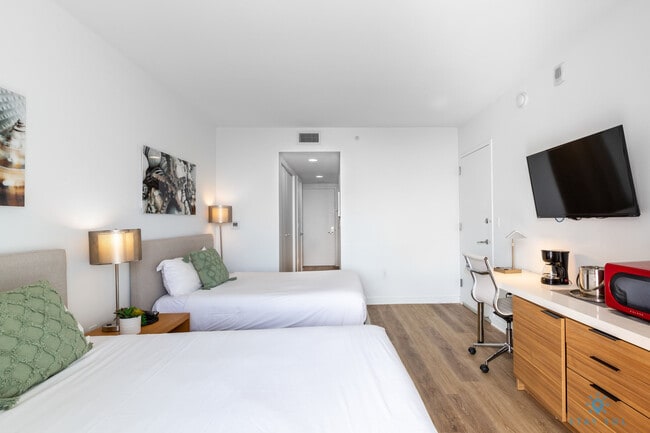 2602 E Hallandale Beach Blvd in Hallandale Beach, FL - Foto de edificio - Building Photo