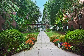 South Cove Plaza in New York, NY - Foto de edificio - Building Photo