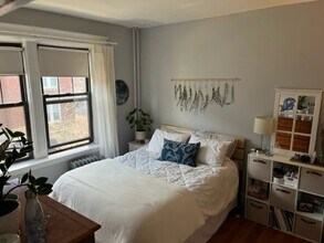 4 Greenway Ct, Unit 7 B in Brookline, MA - Building Photo - Building Photo