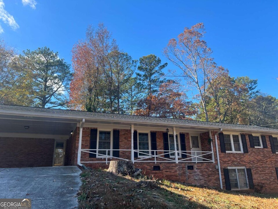 972 Bingham Ln in Stone Mountain, GA - Building Photo