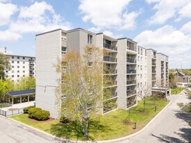 Somerset Place in Cambridge, ON - Building Photo