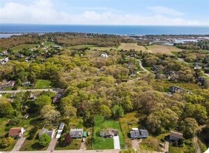 44 Quannacut Rd in Westerly, RI - Foto de edificio - Building Photo