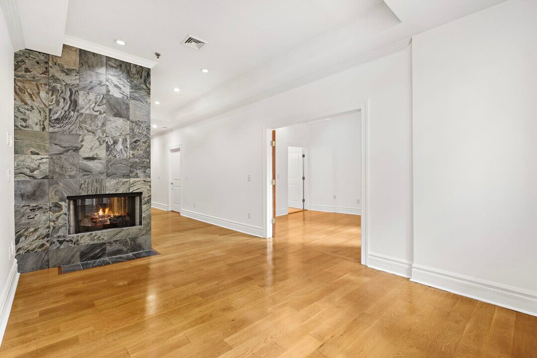 81 Montgomery St in Jersey City, NJ - Building Photo