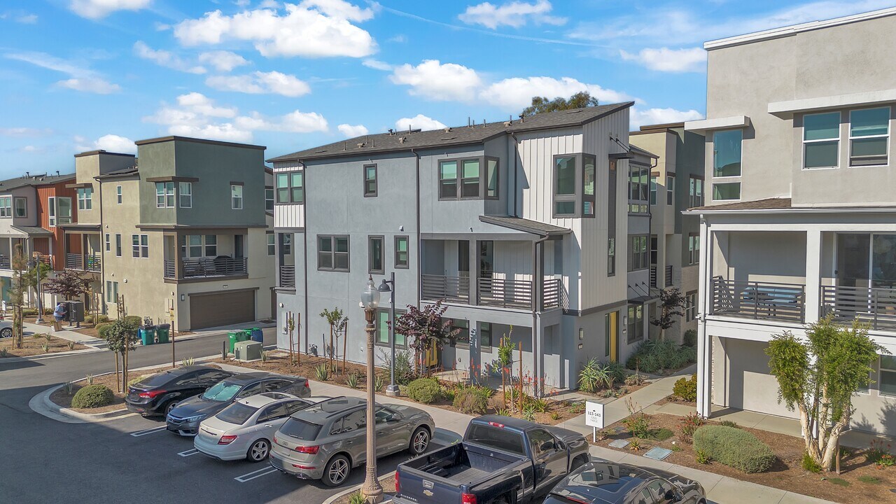 131 Fable in Irvine, CA - Building Photo