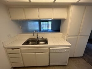 348 N Crenshaw St in Visalia, CA - Building Photo - Building Photo