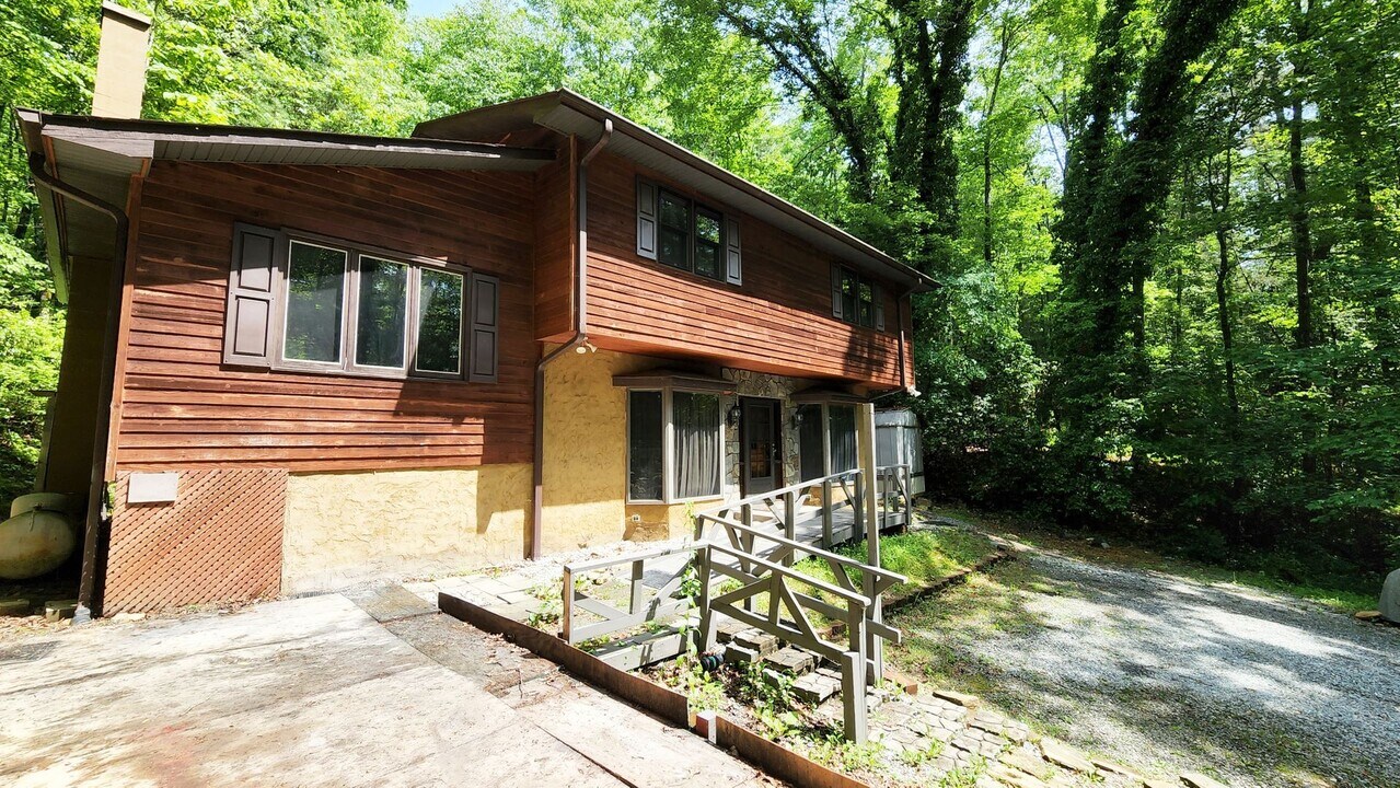 2600 E Fork Rd in Brevard, NC - Building Photo
