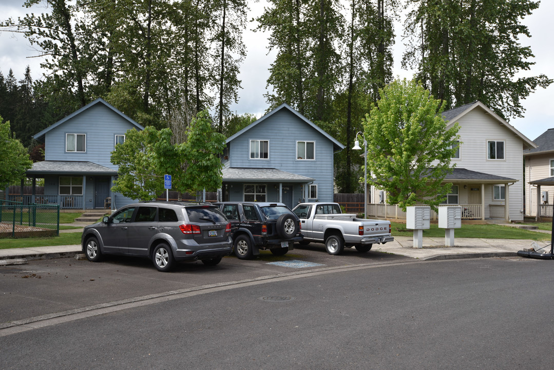 Sunset Corners II in Sweet Home, OR - Building Photo