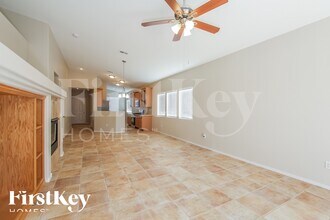 7625 Burning Falls Dr, Unit 242 in Las Vegas, NV - Foto de edificio - Building Photo