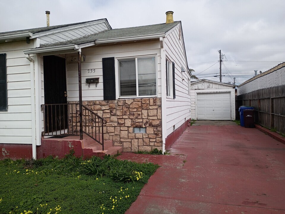 233 Cairo Rd in Oakland, CA - Building Photo