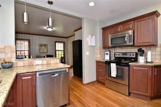 2408 Eardley Rd in University Heights, OH - Building Photo - Building Photo