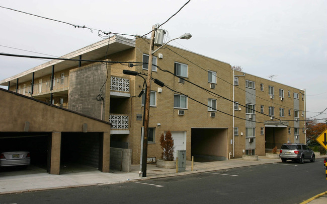 7009 Cottage Ave in North Bergen, NJ - Foto de edificio - Building Photo