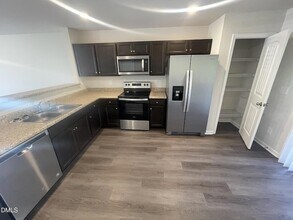 2044 Wiggins Village Dr in Youngsville, NC - Foto de edificio - Building Photo