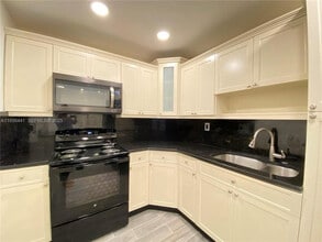 17051 NE 35th Ave in North Miami Beach, FL - Foto de edificio - Building Photo