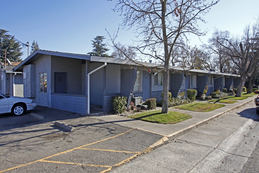 1005 Lochbrae Rd in Sacramento, CA - Foto de edificio