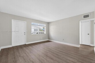 11441 SW 2nd St in Miami, FL - Foto de edificio - Building Photo