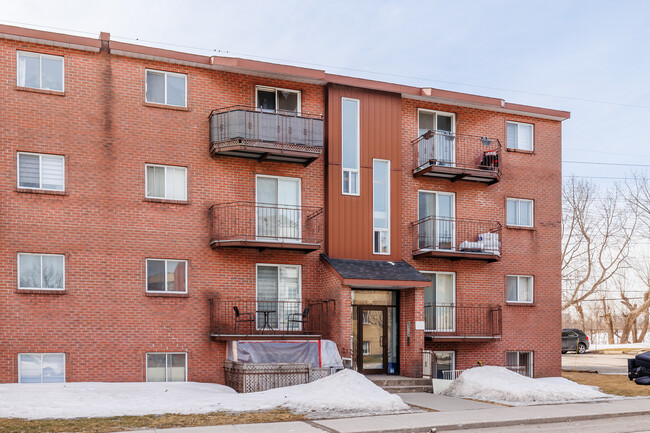 400 Ampère Av in Laval, QC - Building Photo - Building Photo