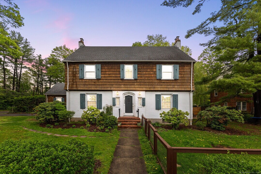 400 Quaker Ln N in West Hartford, CT - Building Photo