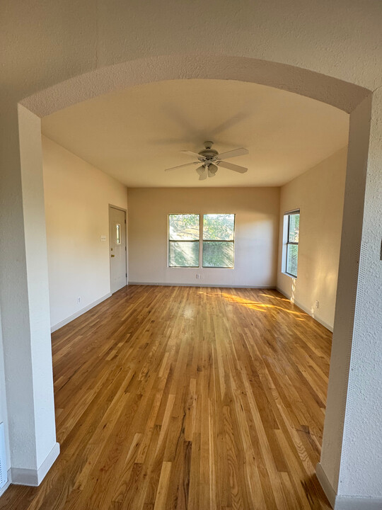 Room in House on E Elmira St in San Antonio, TX - Building Photo