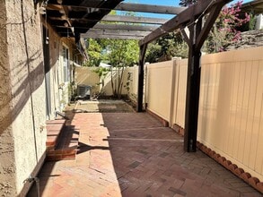 20038 Ave Of The Oaks in Santa Clarita, CA - Building Photo - Building Photo