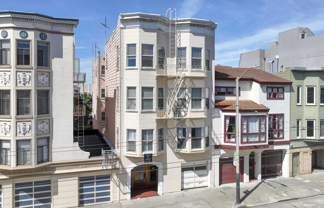 1670 Chestnut St in San Francisco, CA - Building Photo