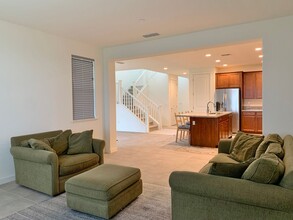 365 Thistle St in Hollister, CA - Foto de edificio - Building Photo