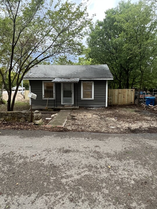 100 Carmichael St in Kerrville, TX - Building Photo