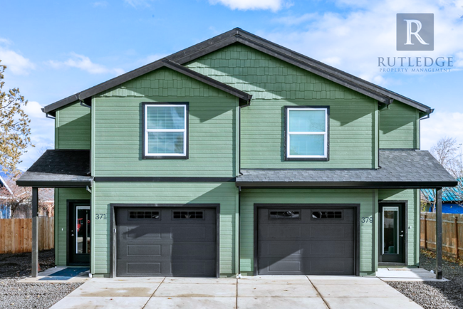 371 Lozier Ln in Medford, OR - Foto de edificio - Building Photo