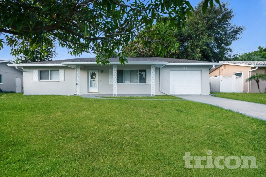 2529 Brentwood Dr in Clearwater, FL - Foto de edificio