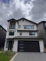 11058 Lockwood St in Maple Ridge, BC - Building Photo