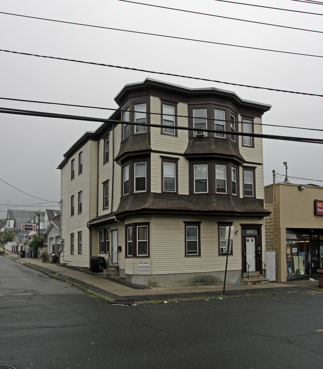 423 McBride Ave in Paterson, NJ - Building Photo