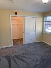 72 N Broadway, Unit apartment in Salem, NH - Building Photo - Building Photo