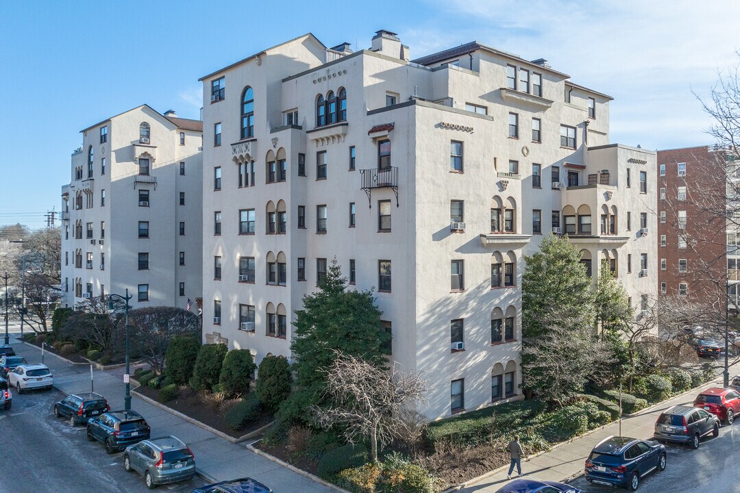 Larchmont Hills in Larchmont, NY - Building Photo