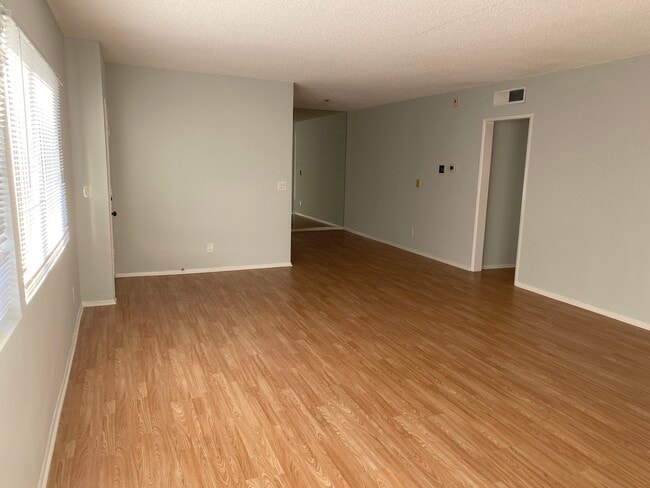 5354 Lindley Ave, Unit 305 in Encino, CA - Building Photo - Building Photo
