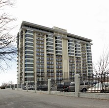 River Tower at South Bluffs in Memphis, TN - Building Photo - Building Photo