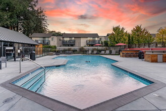 Reed Square in Sunnyvale, CA - Foto de edificio - Building Photo