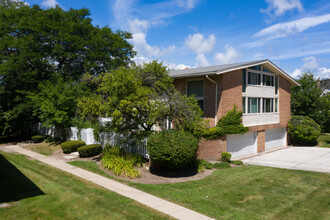 Clayton Park Townhouses in Glendale, WI - Foto de edificio - Building Photo