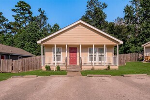 164 Varsity Dr in Huntsville, TX - Building Photo