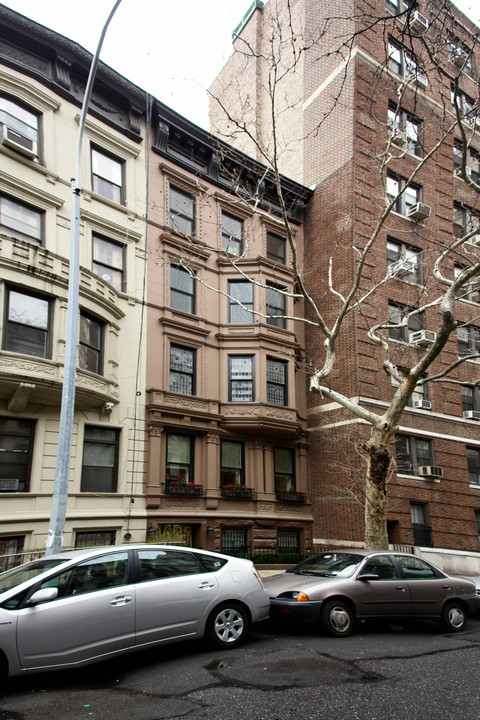 21 W 75TH St in New York, NY - Building Photo