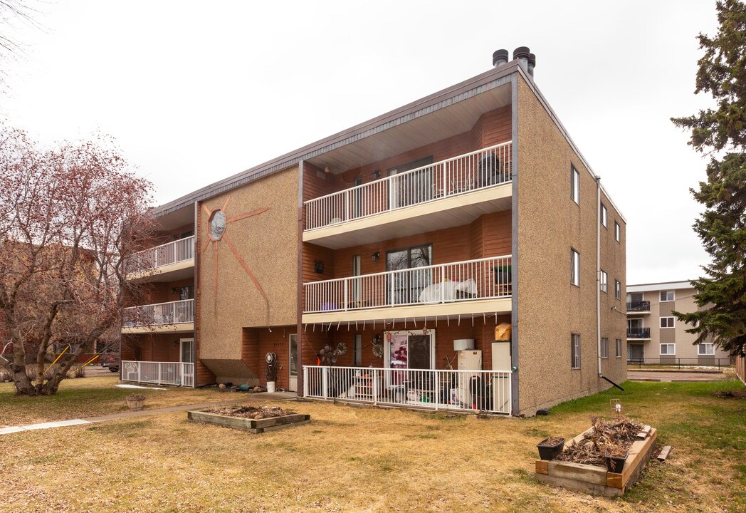 11325 109 Ave NW in Edmonton, AB - Building Photo