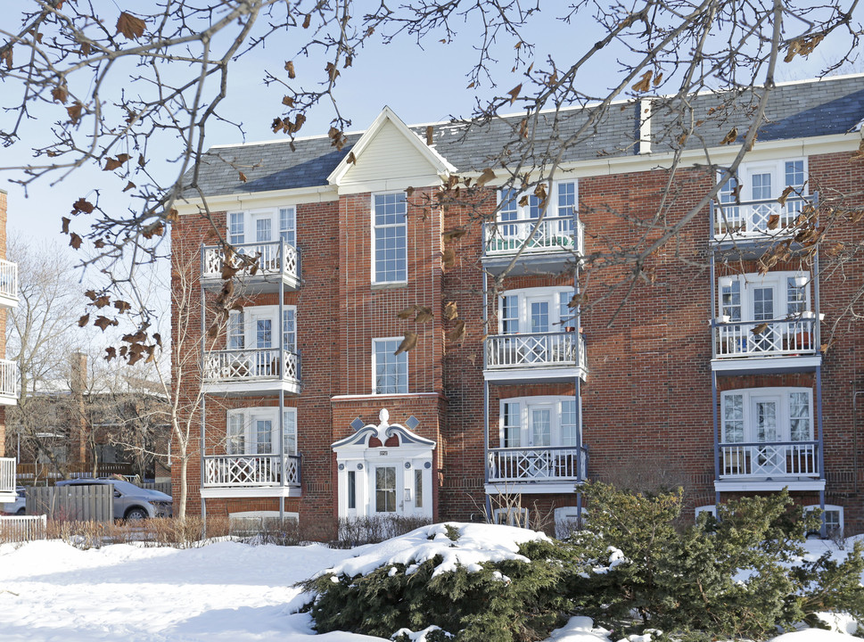 2950 Van Horne in Montréal, QC - Building Photo