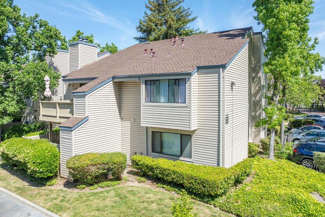 2280 Hurley Way in Sacramento, CA - Foto de edificio